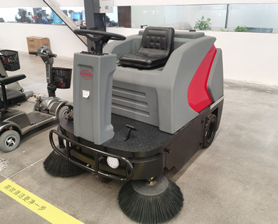 駕駛式掃地機 駕駛式掃地機